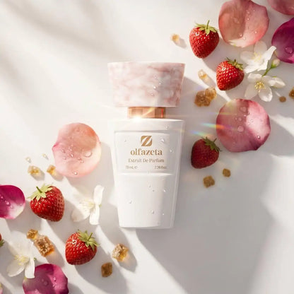 Chogan Parfum 163 – Blooming Skin – Lifestyle-Flatlay mit Erdbeeren, Jasminblüten, Rosenblättern und braunem Zucker